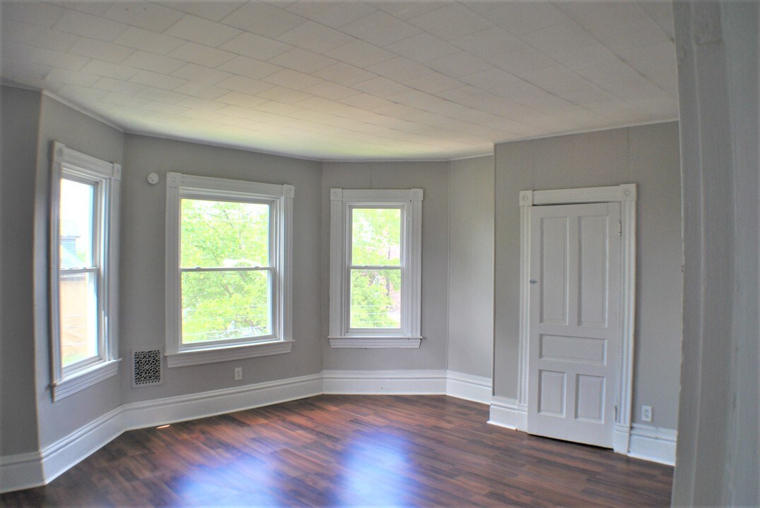 102 S 6th St-Unit -2 in Duquesne, PA - Building Photo