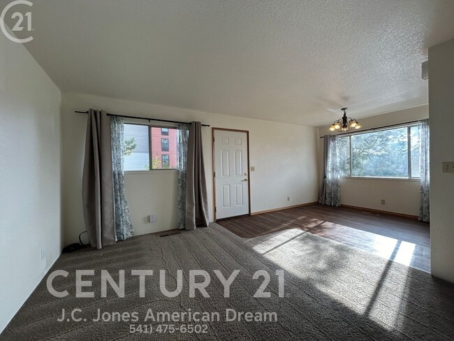 1868 NE Foothill Blvd in Grants Pass, OR - Building Photo - Building Photo