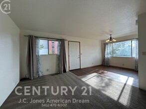 1868 NE Foothill Blvd in Grants Pass, OR - Building Photo - Building Photo