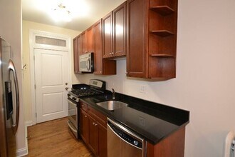 747 W Addison St in Chicago, IL - Foto de edificio - Building Photo