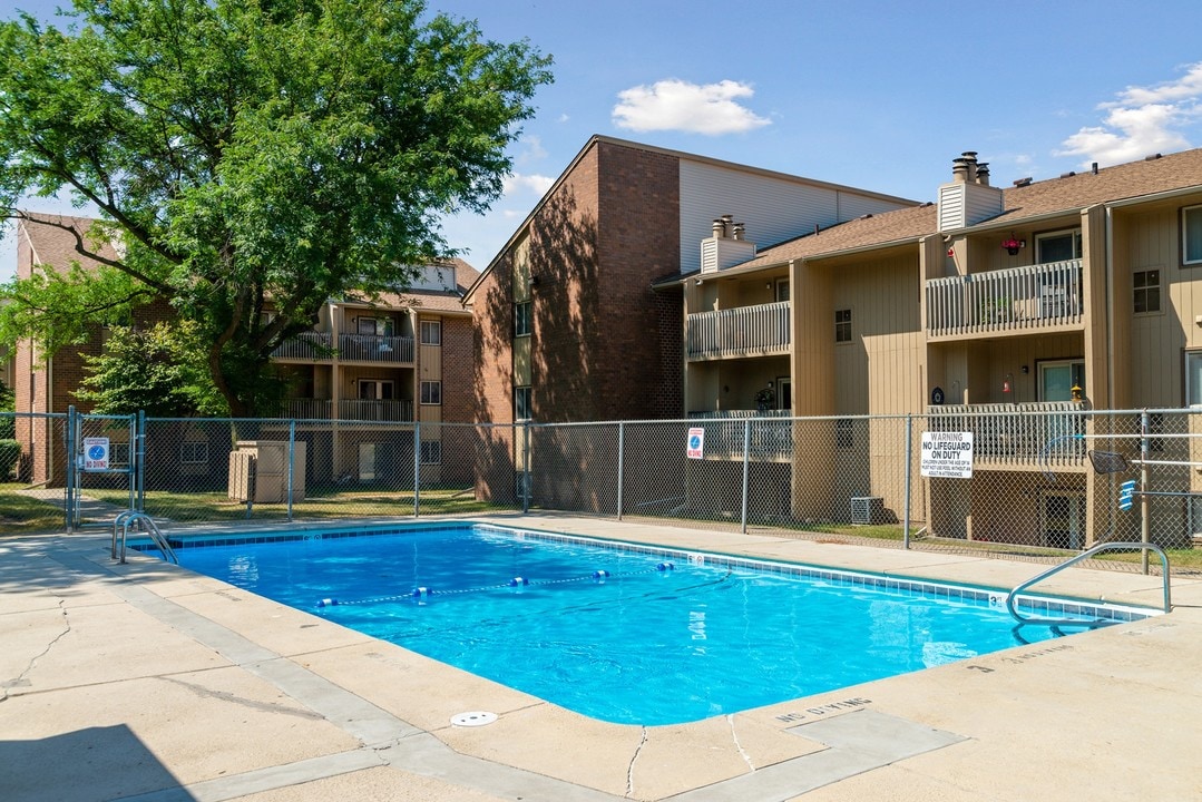 Robin Hill in West Des Moines, IA - Building Photo