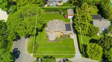 210 Little Plains Rd in Southampton, NY - Building Photo - Building Photo