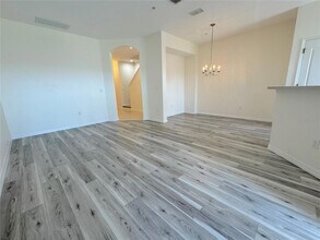 1390 Grantham Dr in Sarasota, FL - Foto de edificio - Building Photo