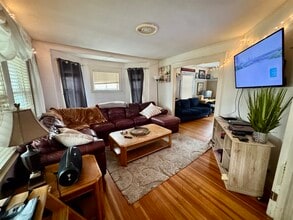 49 Conant Rd, Unit 1 in Quincy, MA - Foto de edificio - Building Photo