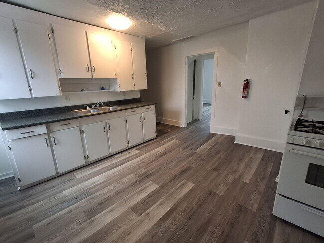 51 Columbia St, Unit UPPER-unit C in Newark, OH - Building Photo - Building Photo