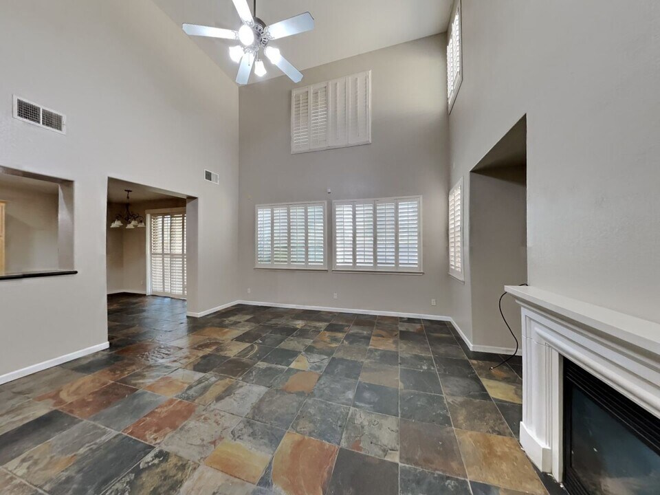 16759 English Country Trail in Lathrop, CA - Building Photo