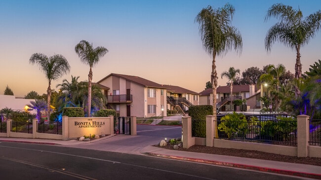 Bonita Hills in Chula Vista, CA - Foto de edificio - Building Photo