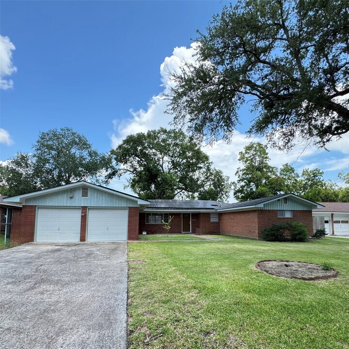 1701 Gillette St in Baytown, TX - Building Photo