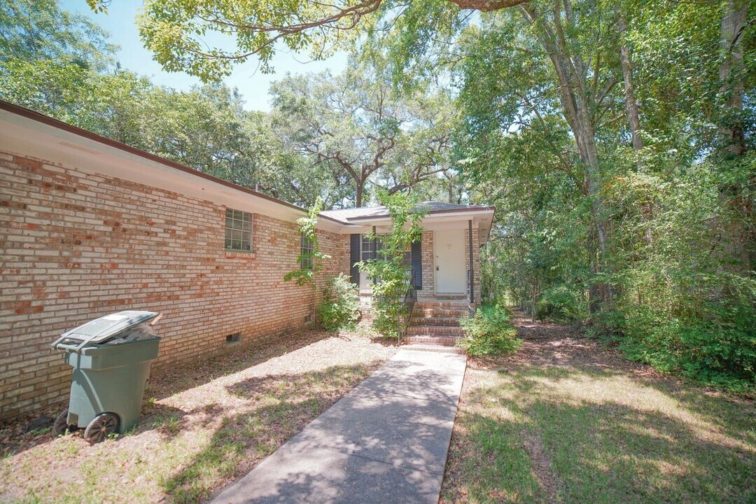 1726 Hartsfield Rd in Tallahassee, FL - Building Photo