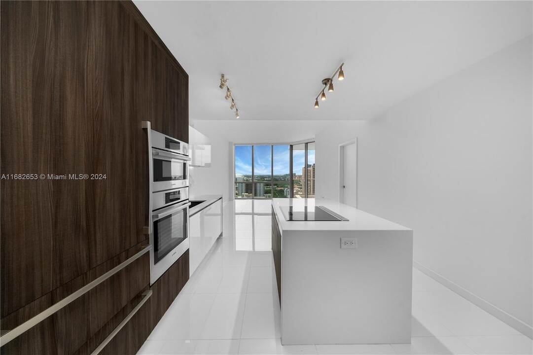 851 NE 1st Ave, Unit 2106 in Miami, FL - Building Photo