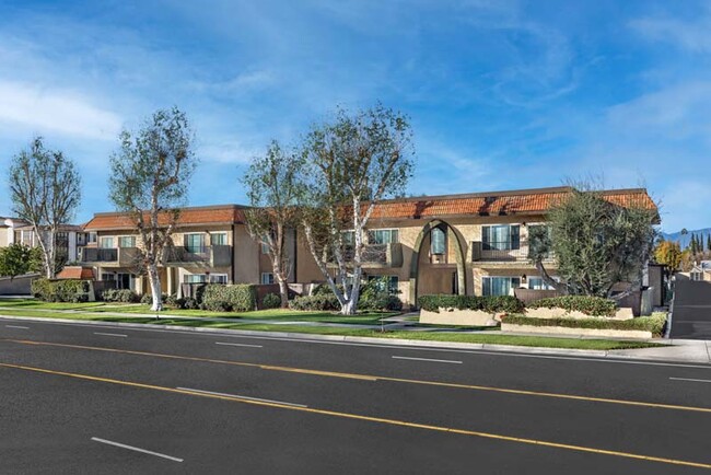 Los Arbolitos Apartments, Riverside in Riverside, CA - Foto de edificio - Building Photo