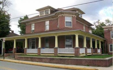 102 W King St in East Berlin, PA - Building Photo