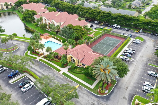 7640 Westwood Dr in Tamarac, FL - Foto de edificio - Building Photo