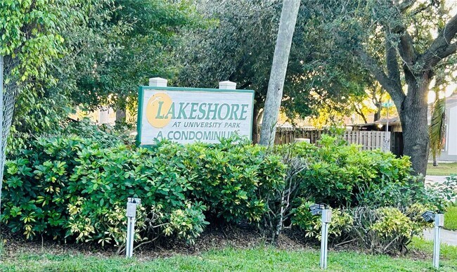 8720 N Sherman Cir in Miramar, FL - Building Photo - Building Photo