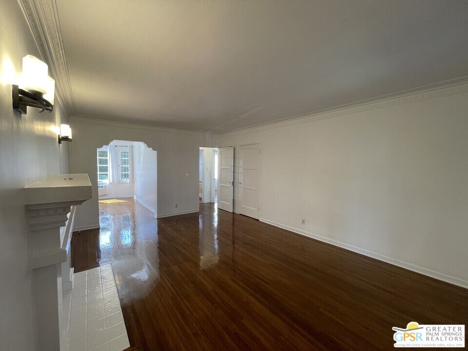927 Alandele Ave in Los Angeles, CA - Building Photo