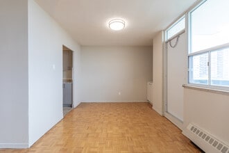 2600 Jane St in Toronto, ON - Building Photo - Building Photo