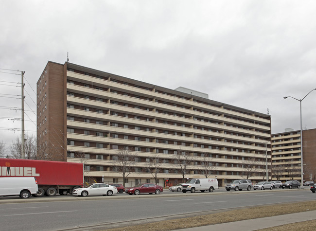 3533 Derry Rd E in Mississauga, ON - Building Photo - Primary Photo