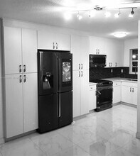 8870 Fontainebleau Blvd in Miami, FL - Building Photo - Building Photo