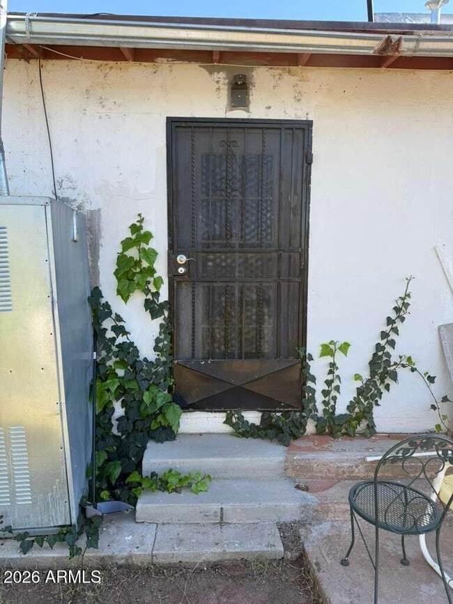 property at 936 E 8th St