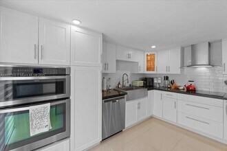 7161 SW 55th Terrace W in Miami, FL - Building Photo - Building Photo