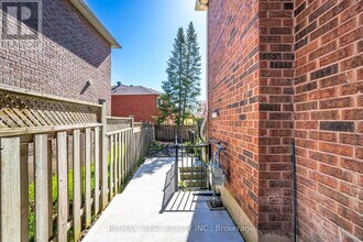 2932 Redbud Ave in Oakville, ON - Building Photo - Building Photo