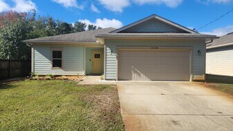 2133 Janet St in Navarre, FL - Building Photo