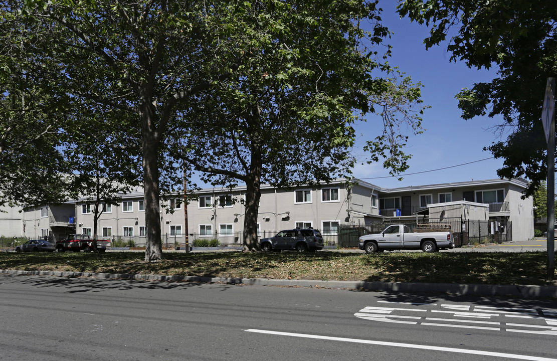 Stanford Ave. Apartments in Oakland, CA - Building Photo