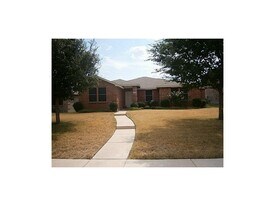 1028 Wild Horse Way in Lancaster, TX - Building Photo