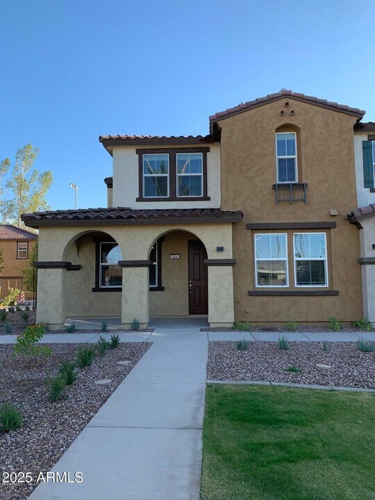 584 W Westchester Ave in Tempe, AZ - Building Photo