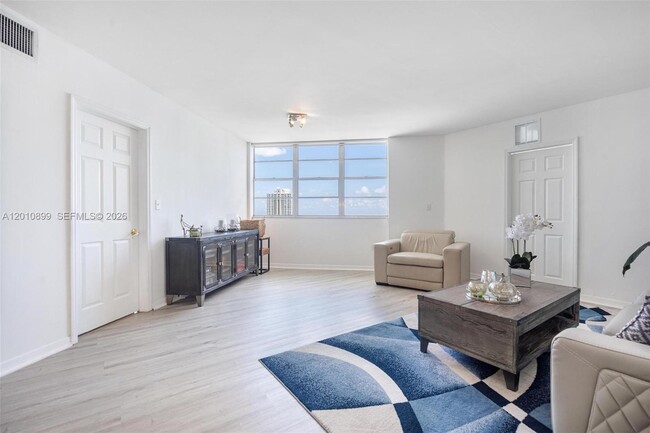 825 Brickell Bay Dr in Miami, FL - Building Photo - Building Photo
