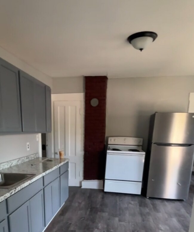 37 Maple St, Unit 2 in Newport, NH - Building Photo - Building Photo