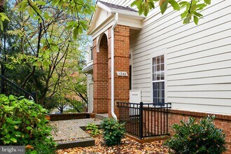 1340 Garden Wall Cir in Reston, VA - Building Photo - Building Photo