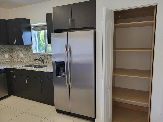 1027 SW 11th Ave in Miami, FL - Building Photo - Building Photo