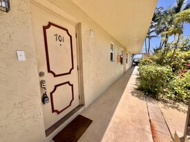 720 N Dixie Hwy in Lantana, FL - Building Photo