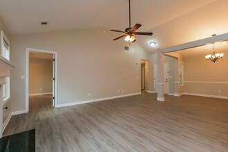 6697 Biscayne in Rex, GA - Foto de edificio - Building Photo