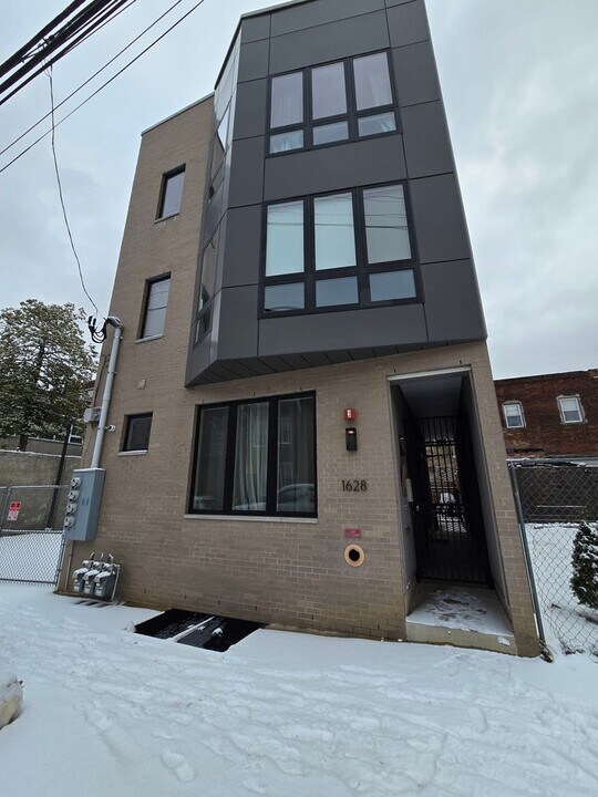1628 W Thompson St in Philadelphia, PA - Building Photo