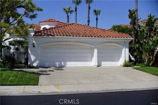 11 Terraza Del Mar in Dana Point, CA - Building Photo