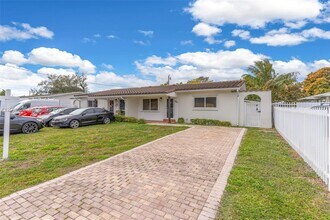 310 SW 76th Ct in Miami, FL - Foto de edificio - Building Photo