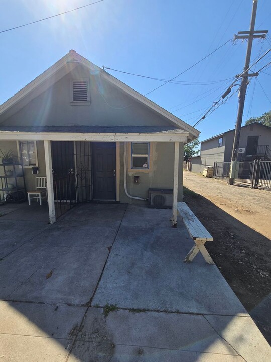 616 J St in Modesto, CA - Building Photo