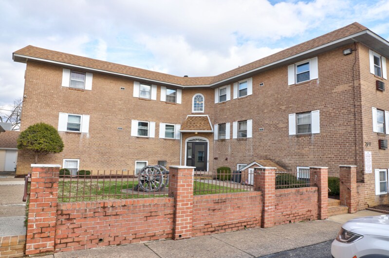 300 Rutledge Ave in Folsom, PA - Building Photo