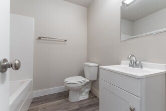 1358 N Porter Rd in Fayetteville, AR - Foto de edificio - Building Photo