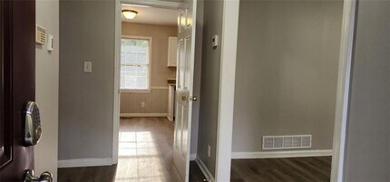 401 Barbashela Dr in Stone Mountain, GA - Building Photo - Building Photo