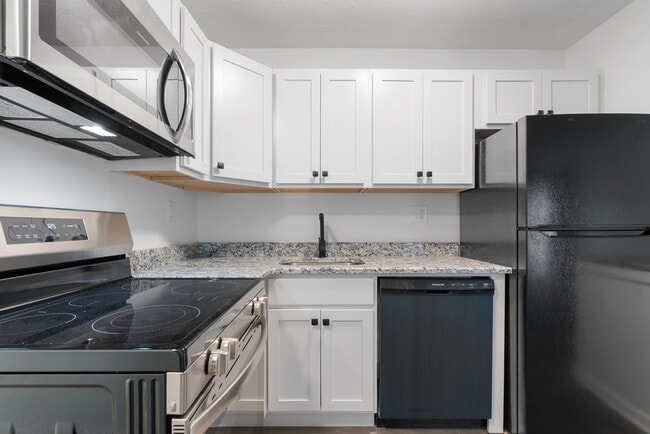 Westwood Apartments - SP Lafayette LLC in Medina, OH - Building Photo - Building Photo