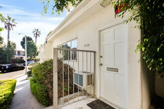 9910 Robbins Dr, Unit 9910.5 in Beverly Hills, CA - Foto de edificio - Building Photo