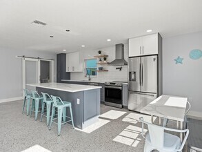 15810 2nd St E in Redington Beach, FL - Foto de edificio - Building Photo