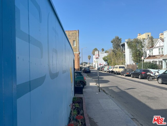 36 Brooks Ave in Los Angeles, CA - Building Photo - Building Photo