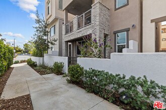 625 Daniel Freeman Cir in Inglewood, CA - Building Photo - Building Photo