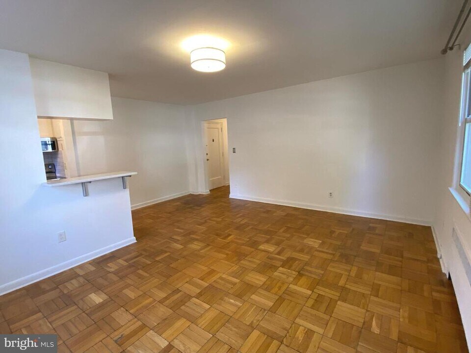4000 Beecher St NW in Washington, DC - Building Photo