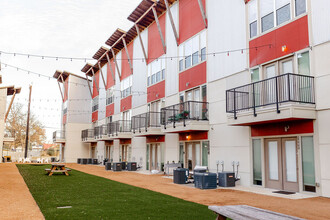 Peanut Factory Lofts in San Antonio, TX - Foto de edificio - Building Photo