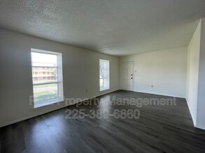 4726 Earl Gros Ave in Baton Rouge, LA - Foto de edificio - Building Photo